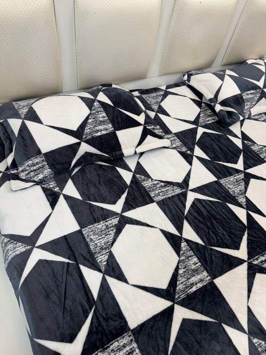 Black White Ultra Soft Warm 2 in 1 Blanket or Bedsheet for Double Bed